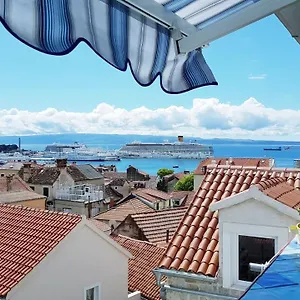 Apartment Blue Dreams In The Old Town With A Sea View, Split